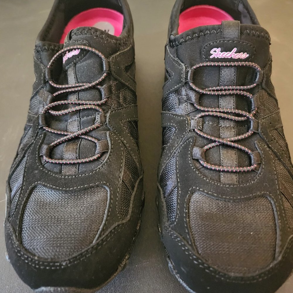 NEW Women's slip on sketcher sneakers size 7W, black and pink